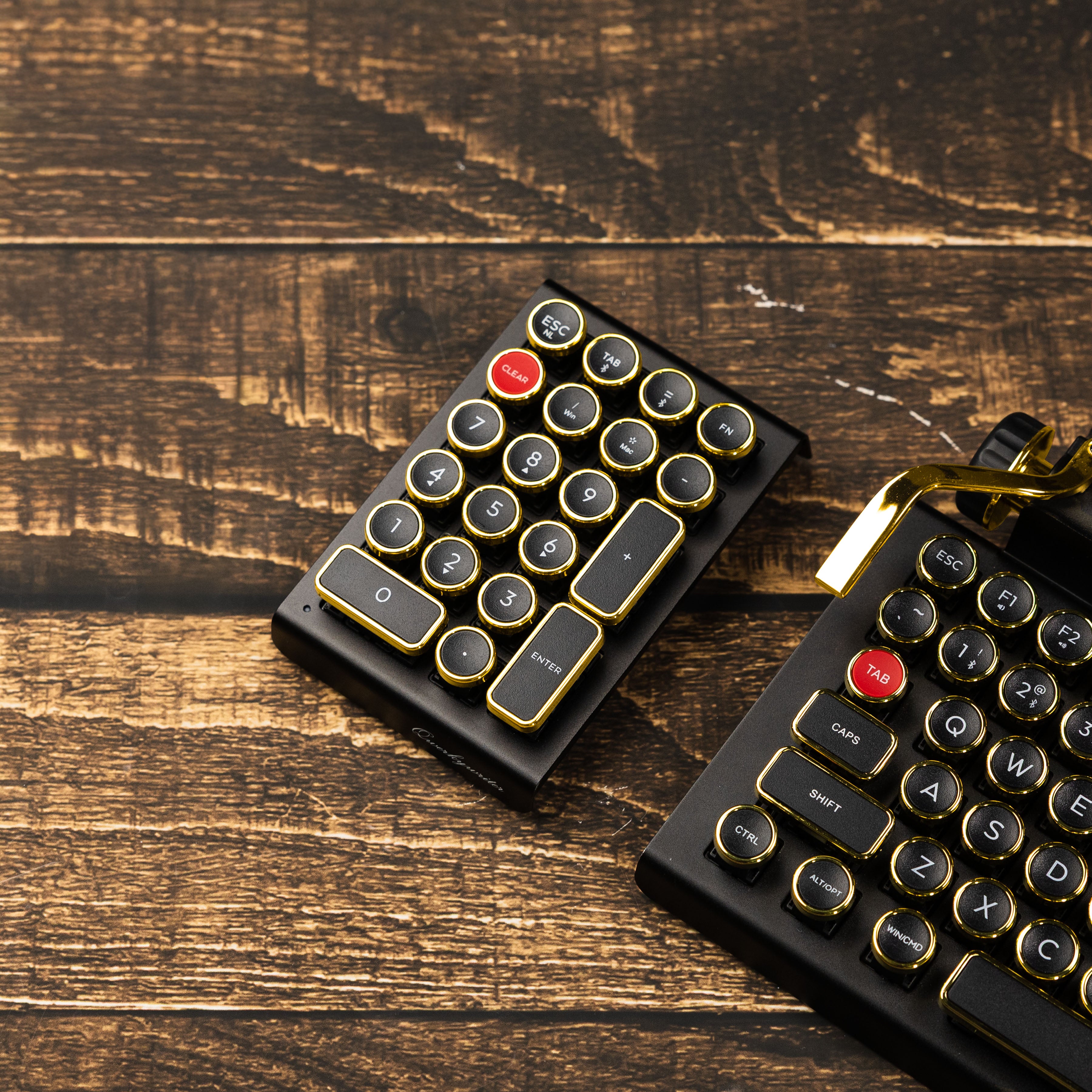 Qwerkywriter ケース　タイプライター　ブラックゴールド　PC BUNDLE BLACK GOLD QWERKYWRITER® + NUMKEY NUMPAD + WRIST REST