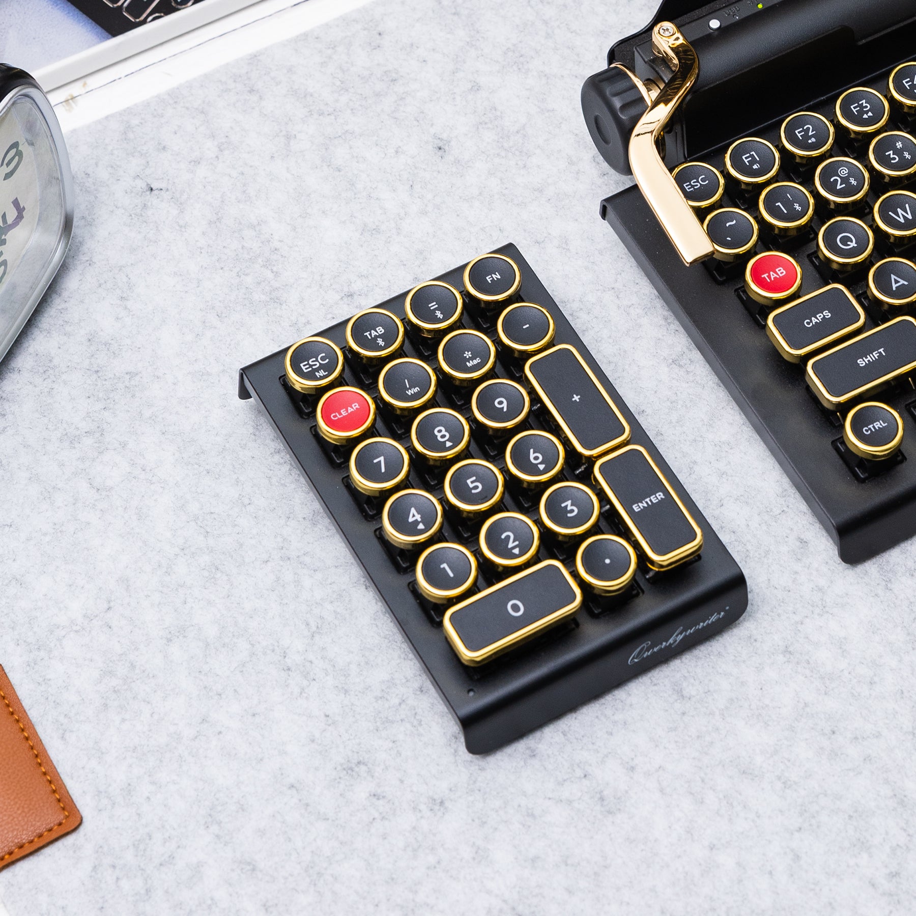 Qwerkywriter ケース　タイプライター　ブラックゴールド　PC BUNDLE BLACK GOLD QWERKYWRITER® + NUMKEY NUMPAD + WRIST REST
